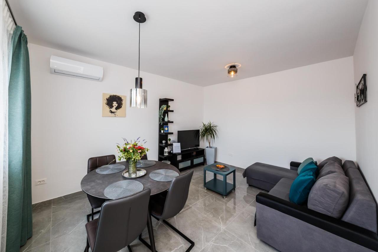 Apartmani Ujakovic Kaštela Exteriör bild