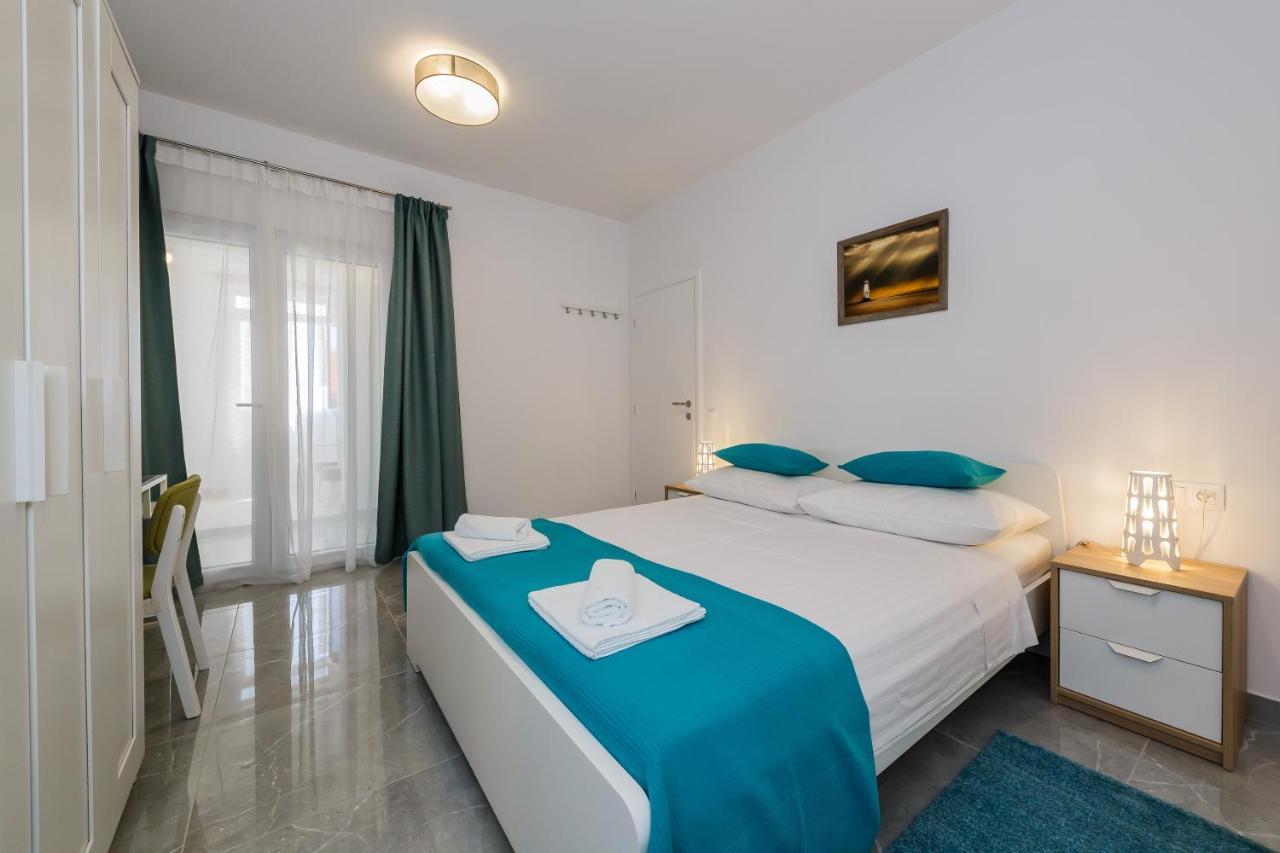 Apartmani Ujakovic Kaštela Exteriör bild