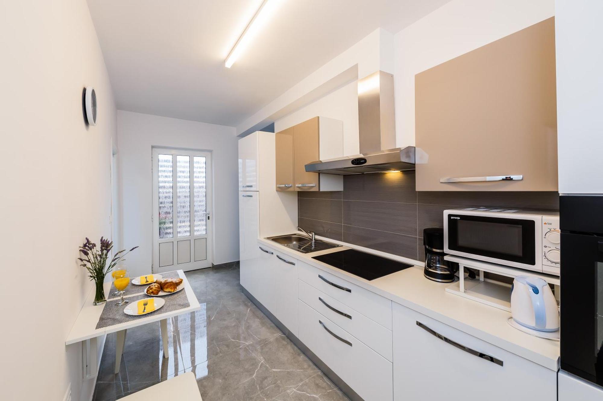 Apartmani Ujakovic Kaštela Exteriör bild