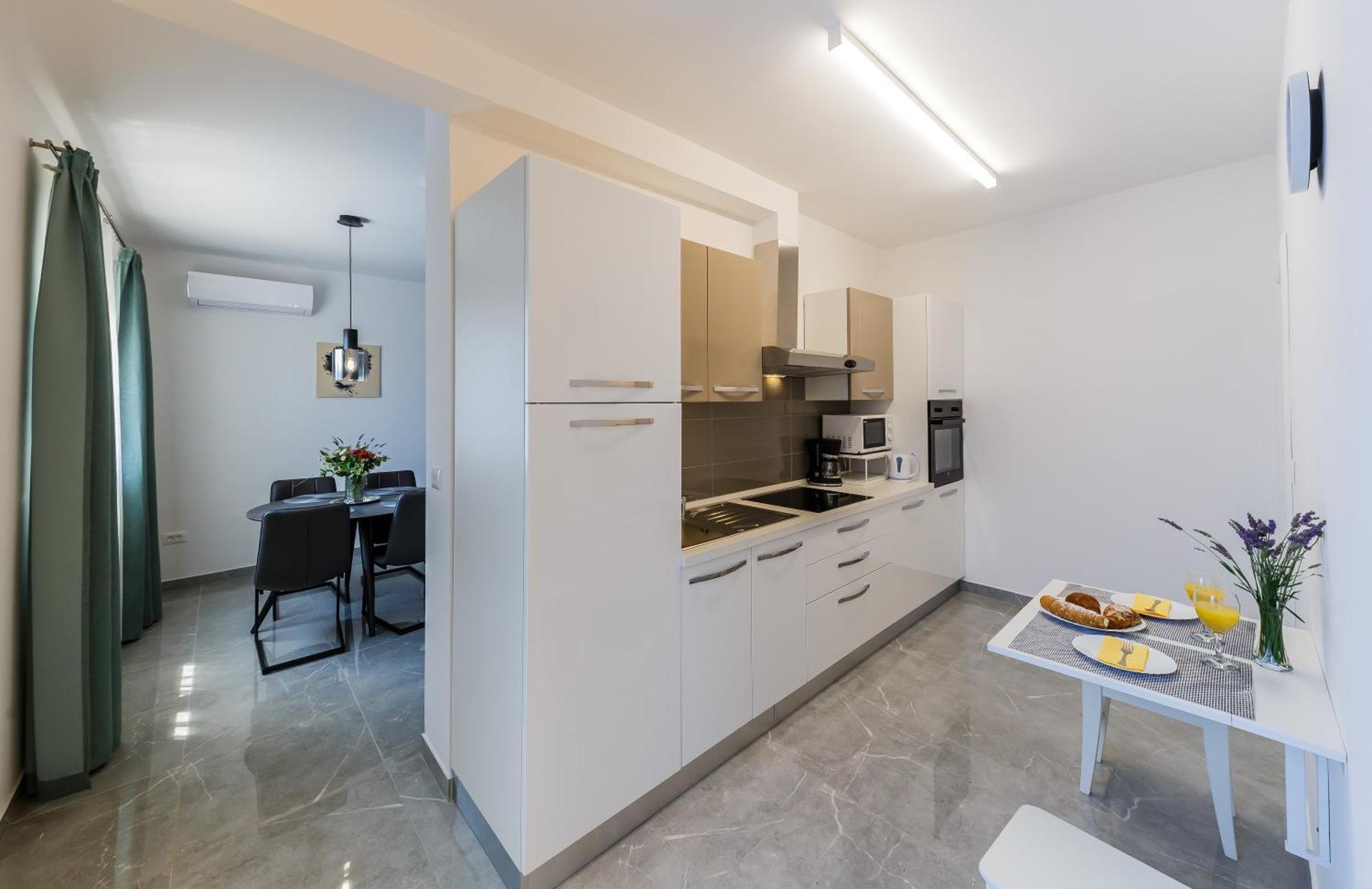 Apartmani Ujakovic Kaštela Exteriör bild