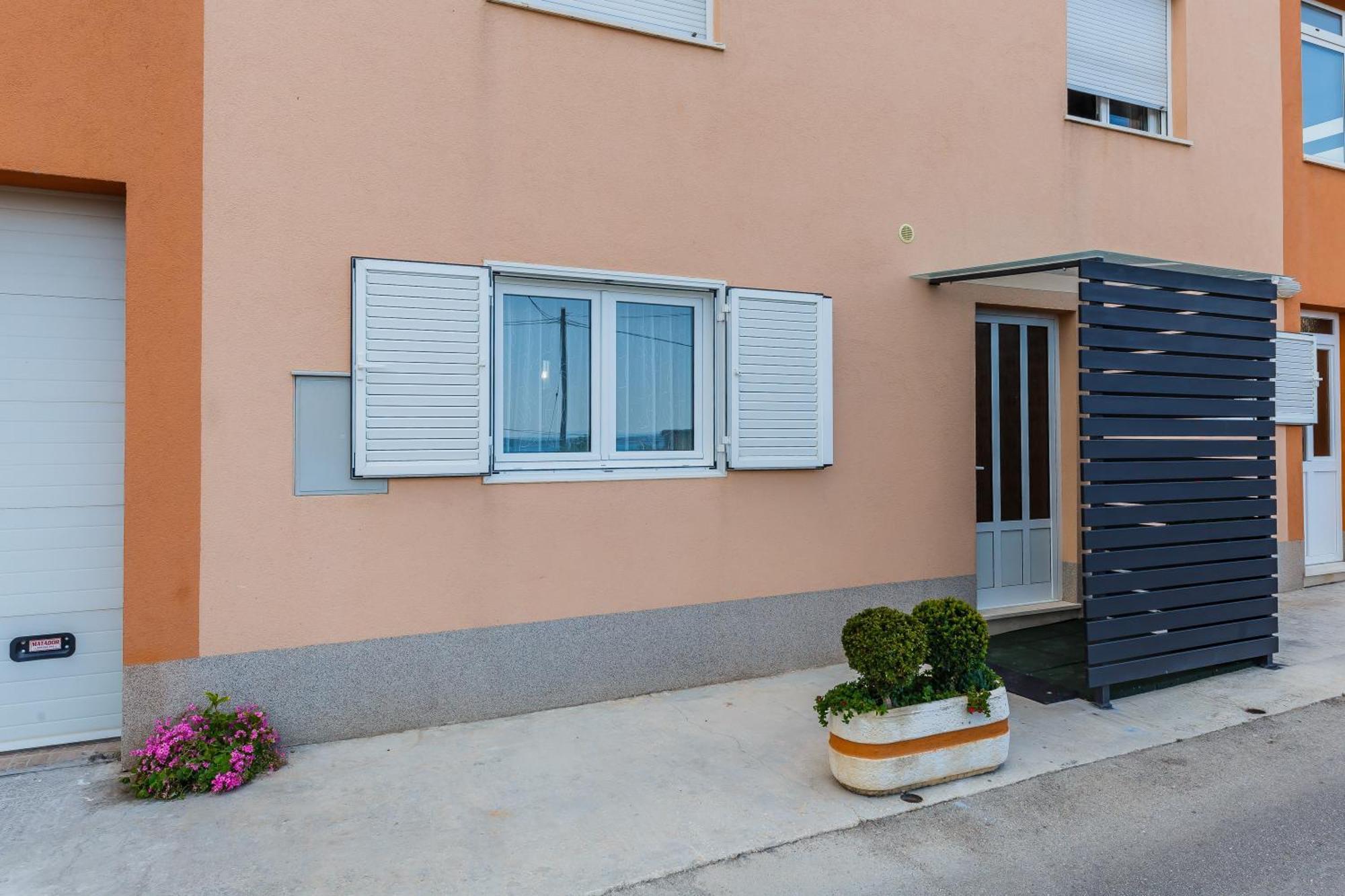 Apartmani Ujakovic Kaštela Exteriör bild