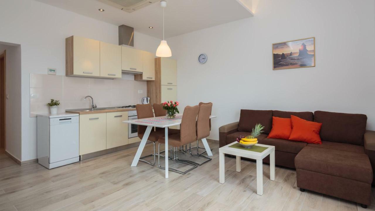Apartmani Ujakovic Kaštela Exteriör bild