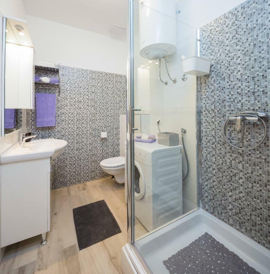 Apartmani Ujakovic Kaštela Exteriör bild