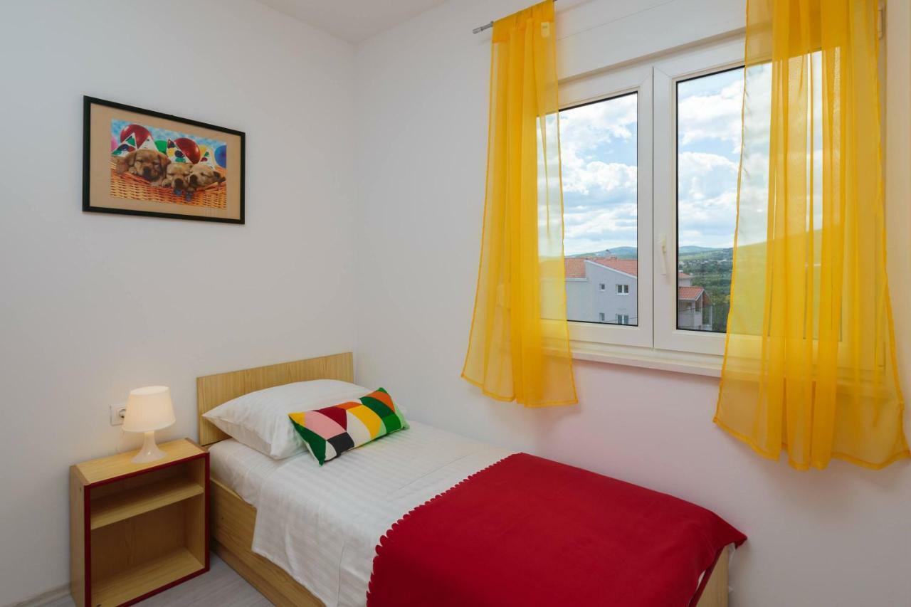 Apartmani Ujakovic Kaštela Exteriör bild