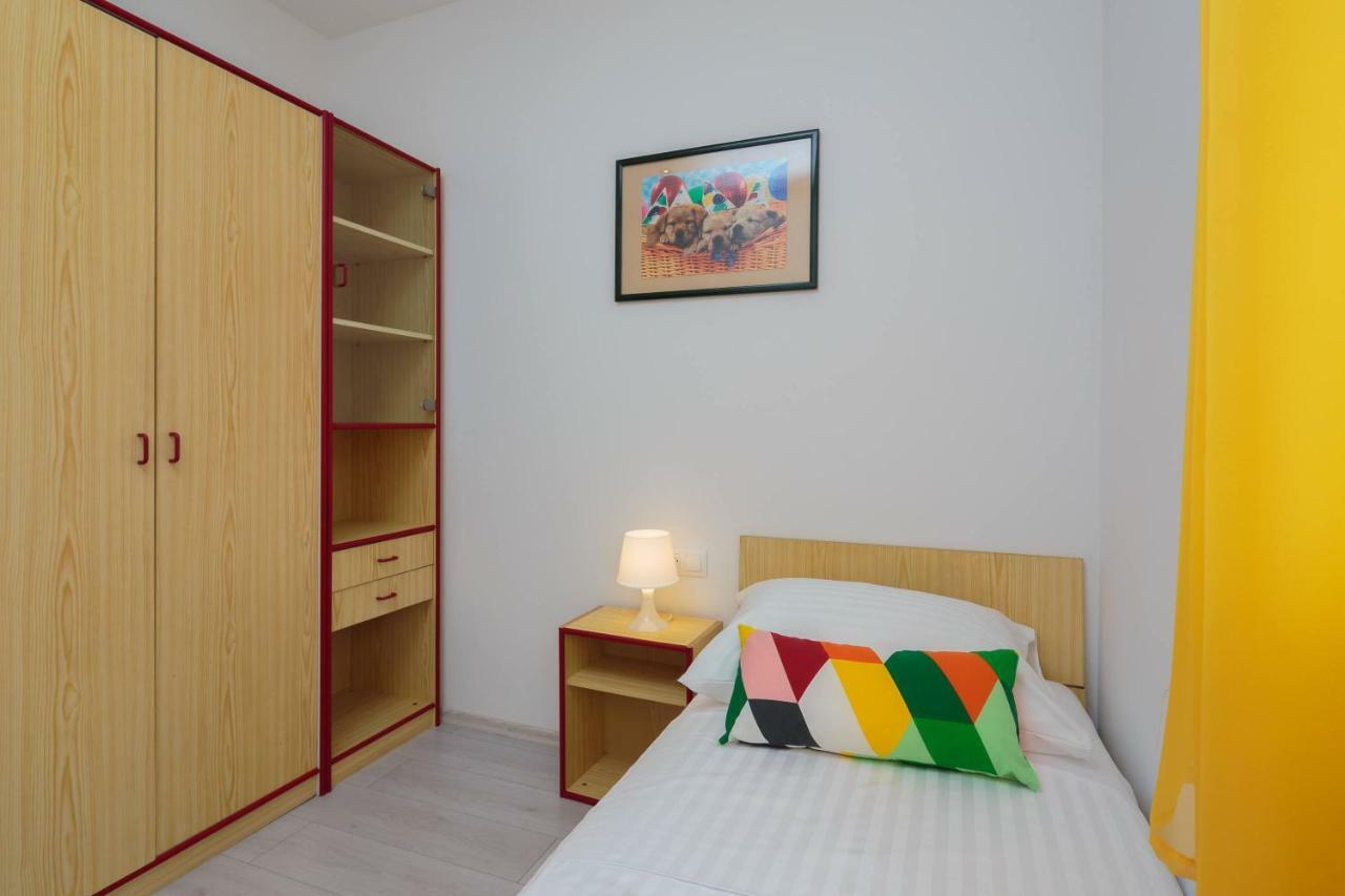 Apartmani Ujakovic Kaštela Exteriör bild