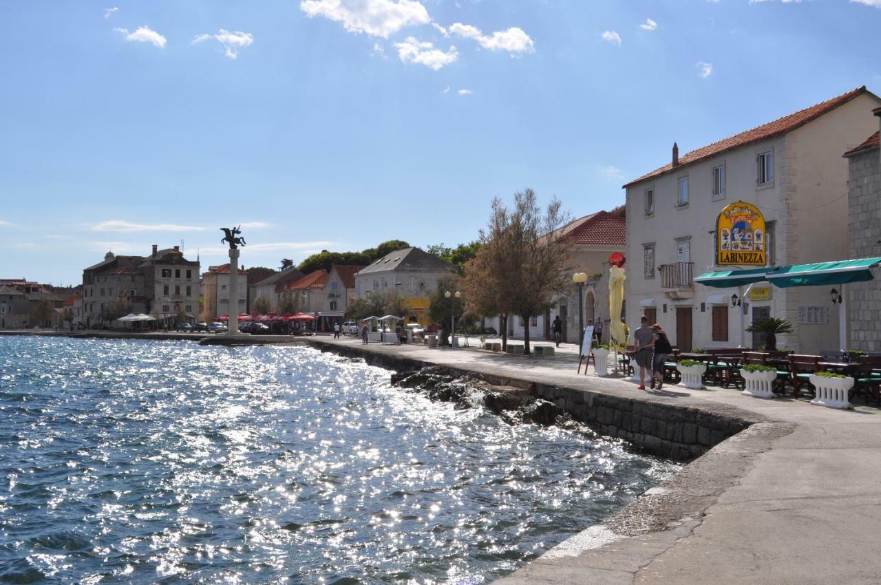 Apartmani Ujakovic Kaštela Exteriör bild