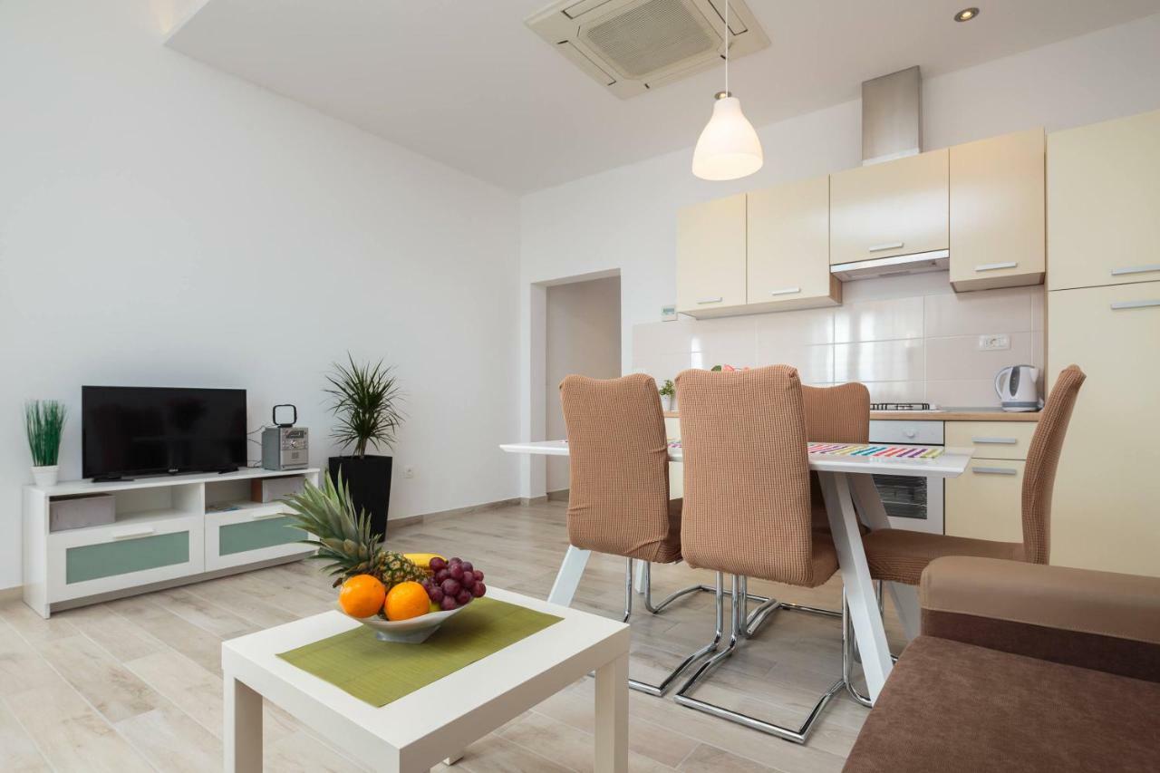 Apartmani Ujakovic Kaštela Exteriör bild