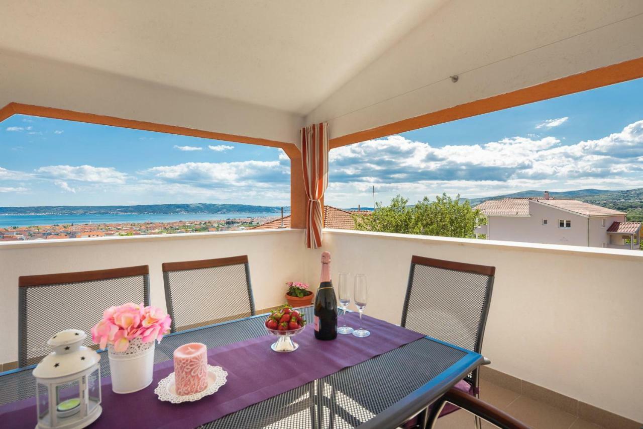 Apartmani Ujakovic Kaštela Exteriör bild