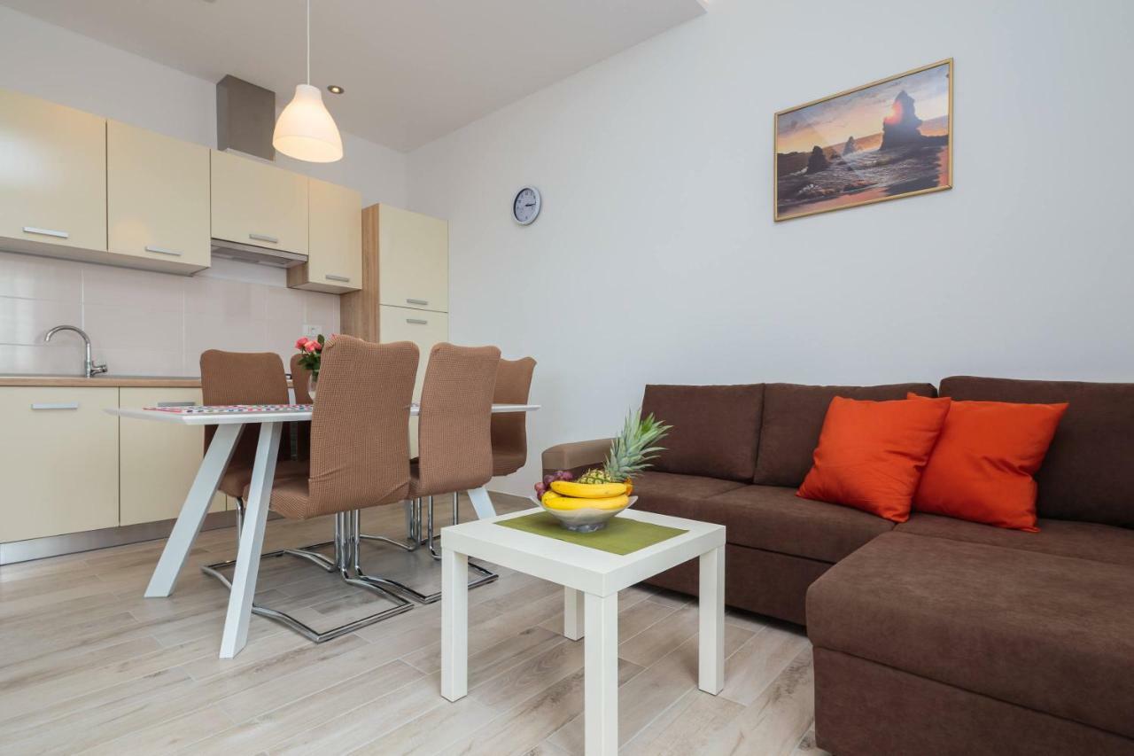 Apartmani Ujakovic Kaštela Exteriör bild