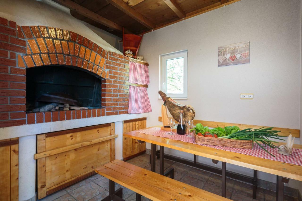 Apartmani Ujakovic Kaštela Exteriör bild